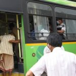 PMPML बसची लग्नपत्रिका दुकानावर धडक, कोणीही जखमी नाही