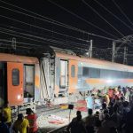 पुण्यात मंगळवारी वंदे भारत एक्स्प्रेस रुळावरून घसरल्याने रेल्वे वाहतुकीला मोठा फटका बसला