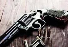 अटक टाळण्यासाठी पोलिसांवर गोळीबार केल्याप्रकरणी दोघांना हवे होते