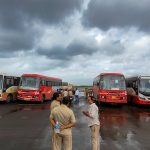 MSRTC वेळापत्रक नाणेफेकीला कारणीभूत आहे कारण पाणी साचणे आणि ठप्प होतात; कॅब चालकांना मोजकेच प्रवासी दिसतात