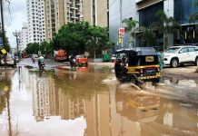 वाढत्या किंमतीमुळे पावसाळ्यातील अडचणींमध्ये भर पडत असल्याने पावसाने ग्रासलेले पुणे अधिक पैसे मोजते