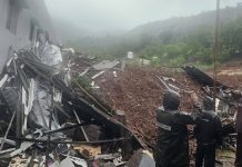 पुण्यात घरावर दरड कोसळल्याने ३ जण अडकल्याची भीती; बचाव कार्य चालू आहे