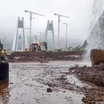 पावसाने महामार्ग, बस आणि रेल्वे रुळांना तडाखा दिल्याने पुण्याचा मुंबईपासून तासनतास संपर्क तुटला